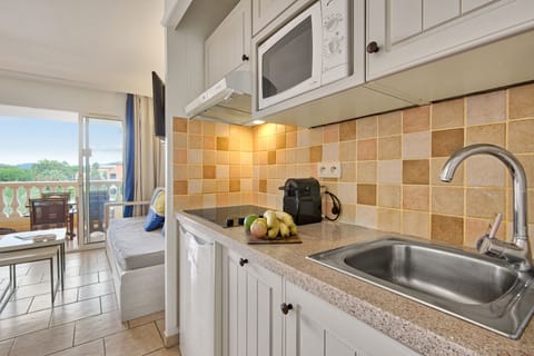 Apartment 4 people - 1 bedroom - Terrace or balcony | Private kitchenette | Fridge, microwave, stovetop, dishwasher