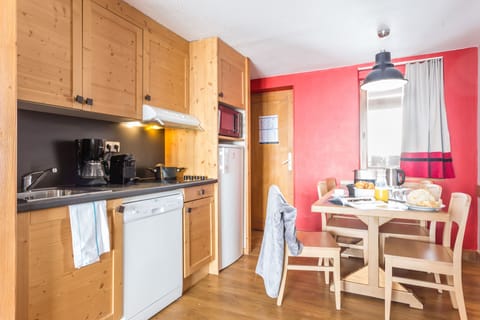 Appartement 7 personnes - 2 chambres + 1 coin nuit | Private kitchenette | Fridge, microwave, stovetop, dishwasher