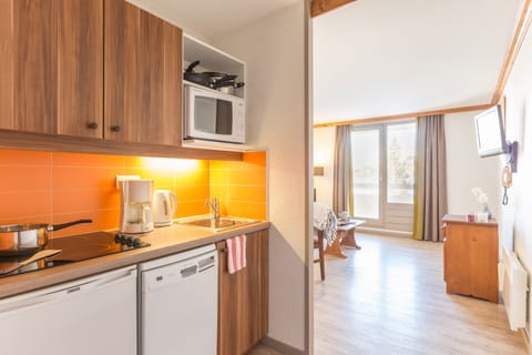 Studio 2 people | Private kitchen | Fridge, microwave, stovetop, dishwasher