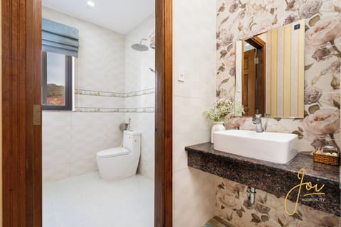 Deluxe Double Room | Bathroom | Shower, hydromassage showerhead, hair dryer, slippers