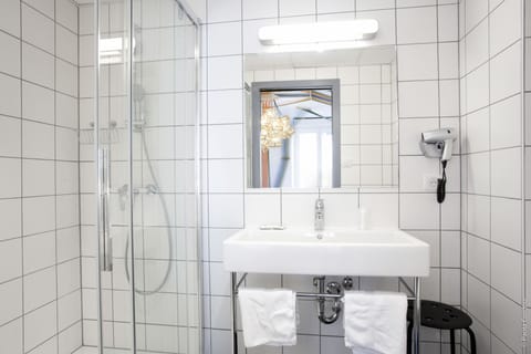 Twin Room | Bathroom | Shower, free toiletries, hair dryer, towels