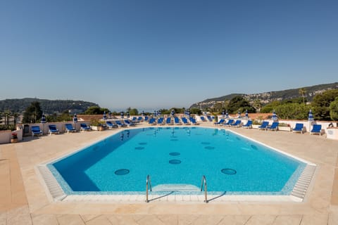 Seasonal outdoor pool, pool umbrellas, sun loungers