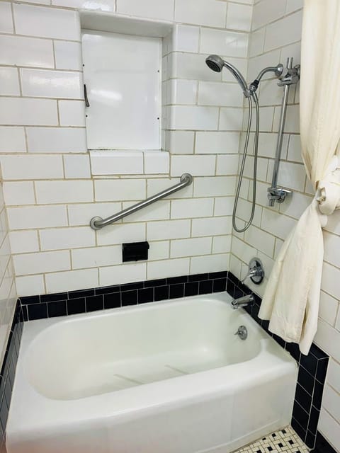 Standard Double Room | Bathroom | Combined shower/tub, hair dryer, towels