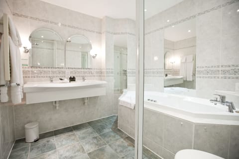 Executive Suite | Bathroom | Combined shower/tub, designer toiletries, hair dryer, towels