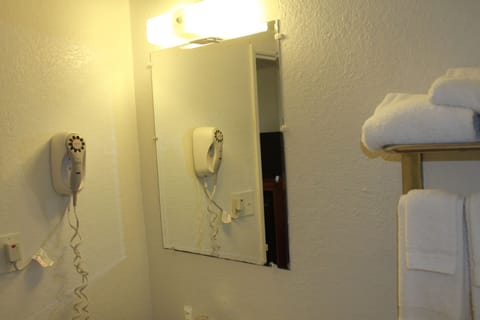 Combined shower/tub, free toiletries, hair dryer, towels