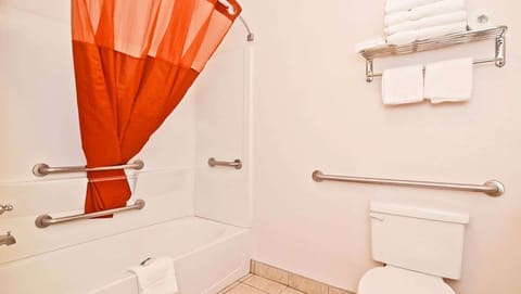 Combined shower/tub, hair dryer, towels
