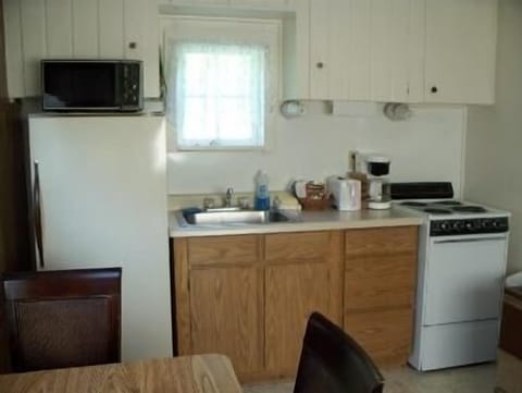 Standard Cottage, 1 Bedroom, Valley View | Private kitchen | Full-size fridge, microwave, coffee/tea maker, cookware/dishes/utensils