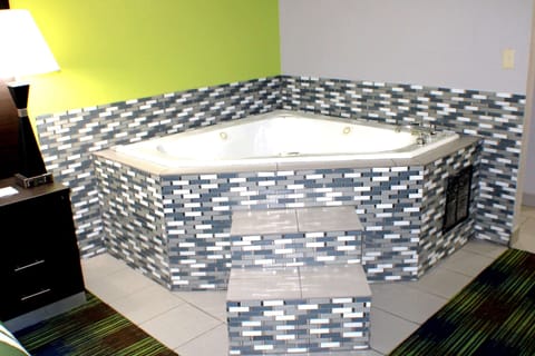 Studio Suite, 1 King Bed, Jetted Tub (Efficiency) | Premium bedding, down comforters, in-room safe, desk