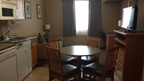 Suite, 1 Queen Bed, Non Smoking | Living area | 37-inch TV with cable channels, pay movies