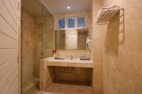 Family Suite | Bathroom | Shower, free toiletries, slippers, towels