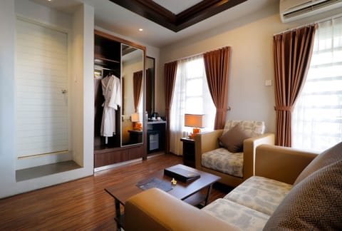 Executive Suite | In-room safe, desk, soundproofing, free WiFi