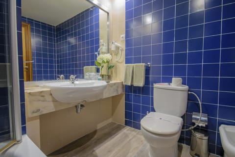 Superior Double Room | Bathroom | Free toiletries, hair dryer, towels