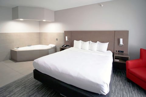 Suite, 1 King Bed, Accessible, Jetted Tub | Desk, blackout drapes, soundproofing, iron/ironing board