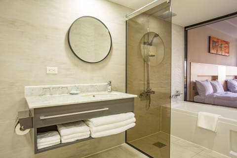 Family Deluxe 3 Full (54" X 75"), Balcony | Bathroom | Combined shower/tub, free toiletries, hair dryer, slippers