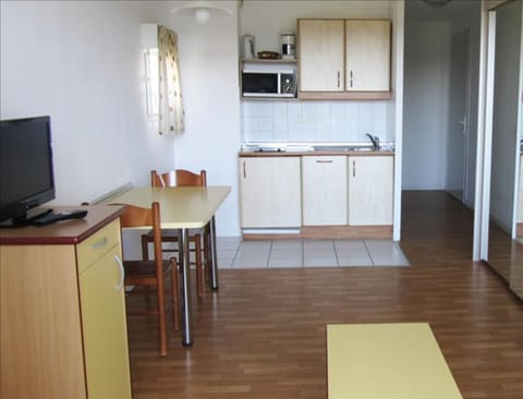 Studio (for 2 persons) | Blackout drapes, iron/ironing board, free WiFi, bed sheets