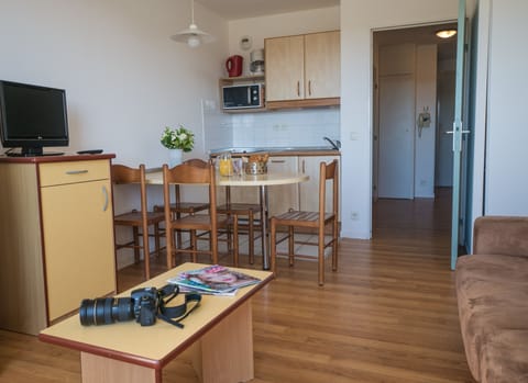 Studio (for 4 persons) | Private kitchen | Fridge, microwave, dishwasher, coffee/tea maker