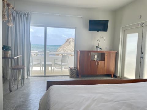 Oceanfront Junior Suite - 1 King Bed | Egyptian cotton sheets, premium bedding, pillowtop beds, in-room safe