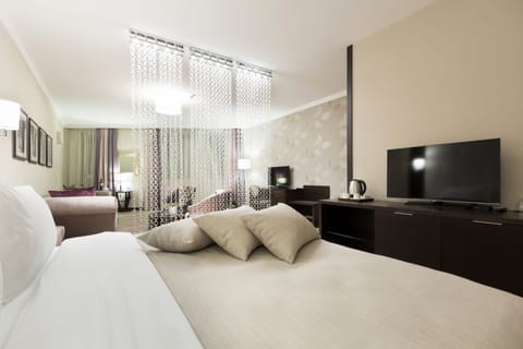 Junior Suite, 1 King Bed | Premium bedding, minibar, in-room safe, desk