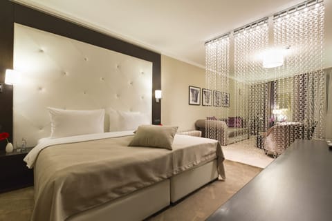 Junior Suite, 1 King Bed | Premium bedding, minibar, in-room safe, desk