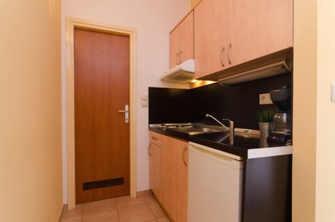 Standard Studio, 2 Twin Beds, Non Smoking, Courtyard View | Private kitchen | Fridge, stovetop, coffee/tea maker