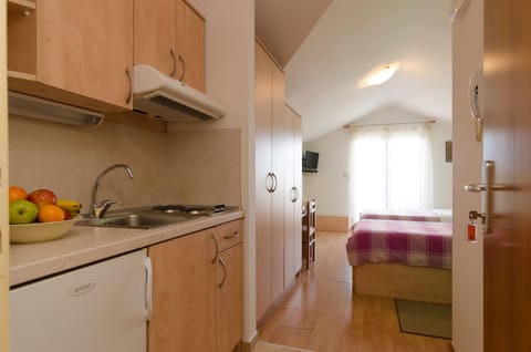 Standard Studio, 2 Twin Beds, Non Smoking, Courtyard View | Private kitchen | Fridge, stovetop, coffee/tea maker