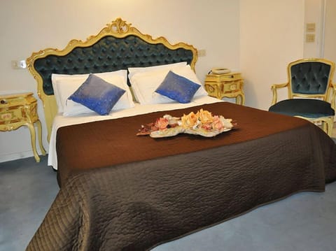 Double Room | Minibar, in-room safe, desk, free WiFi