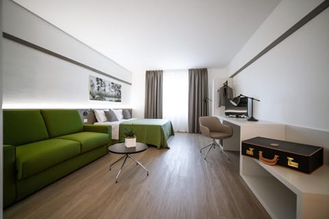 Junior Suite (Executive) | Living room | 32-inch LCD TV with premium channels, TV