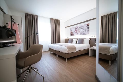 Deluxe Double Room | Minibar, in-room safe, desk, rollaway beds