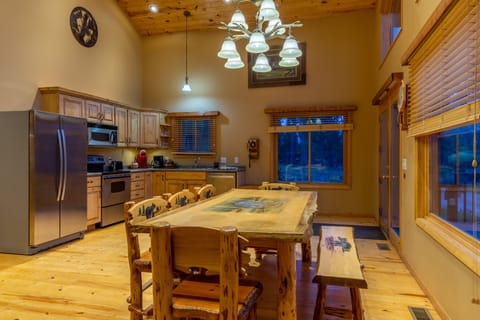 Executive Cabin, 4 Bedrooms, Hot Tub, Mountain View | Private kitchen