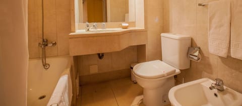 Combined shower/tub, deep soaking tub, free toiletries, bidet