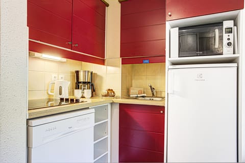 Apartment 6 people - 1 bedroom + 1 sleeping alcove | Private kitchen | Fridge, microwave, stovetop, dishwasher