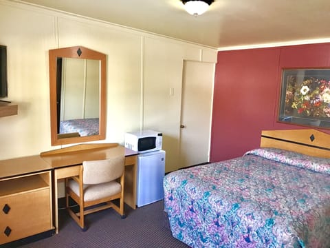 Standard Room, 1 Queen Bed | Iron/ironing board, free WiFi