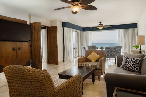 Oceanfront Casita with Plunge Pool | Premium bedding, pillowtop beds, free minibar, in-room safe