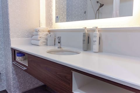 One king studio ste ns | Bathroom | Combined shower/tub, free toiletries, hair dryer, towels