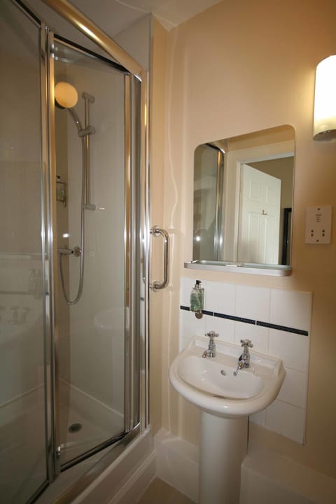 Single Room | Bathroom | Shower, free toiletries, hair dryer, towels