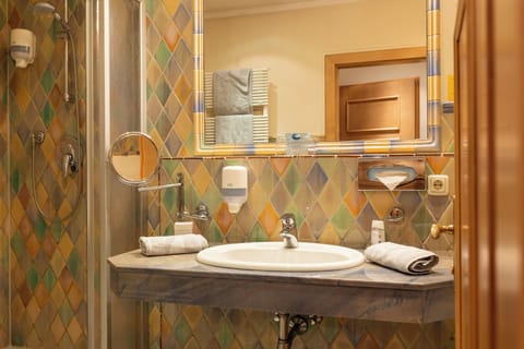 Penthouse, Balcony, Mountain View | Bathroom | Free toiletries, hair dryer, bathrobes, towels