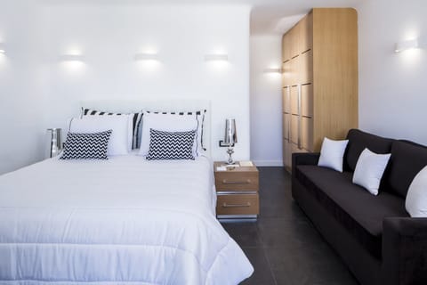 Senior Suite outdoor Tub | Premium bedding, minibar, in-room safe, desk