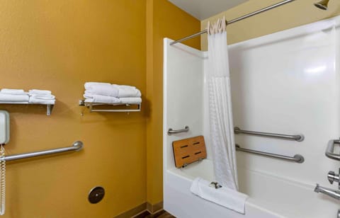 Studio, 1 Queen Bed, Accessible, Non Smoking | Bathroom | Combined shower/tub, free toiletries, hair dryer, towels