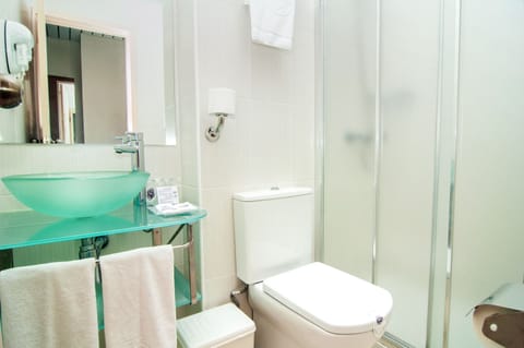 Single Room, Balcony, City View | Bathroom | Shower, hair dryer, towels