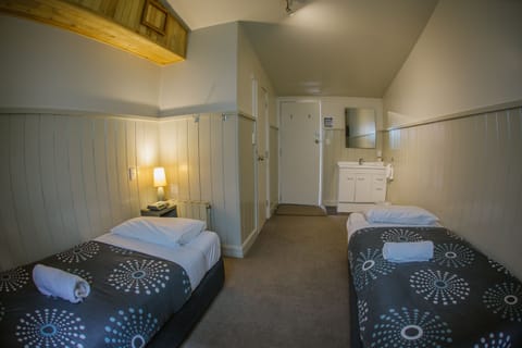 Twin en-suite | Free WiFi, bed sheets