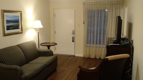 Deluxe Suite, 2 Bedrooms, Refrigerator & Microwave, Mountain View, No Pets | Living room | 32-inch flat-screen TV with satellite channels, TV