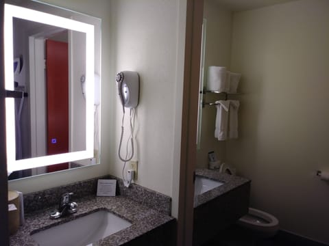 Combined shower/tub, free toiletries, hair dryer, towels