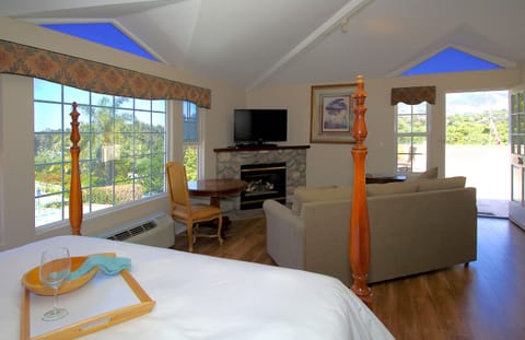 Ocean View King Room | Premium bedding, iron/ironing board, rollaway beds, free WiFi