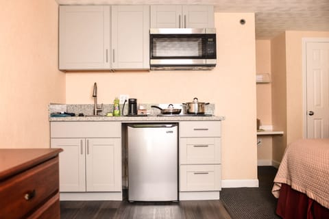 Pet Friendly Efficiency Suite 2 Queens - FEE APPLIES | Private kitchenette | Fridge