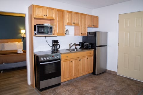 Suite, 1 Bedroom, Lake View | Private kitchen | Coffee/tea maker