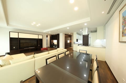 Penthouse (22nd floor), 3 bedrooms, 2 bathrooms with an individual HVAC system | Living area | Flat-screen TV