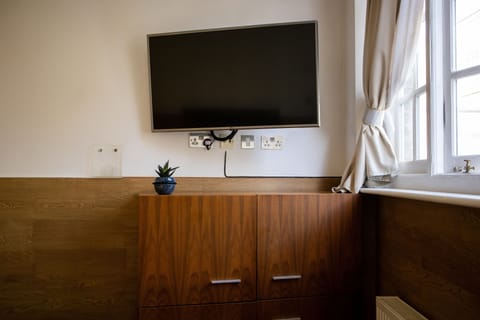 Executive Apartment | In-room safe, iron/ironing board, free WiFi