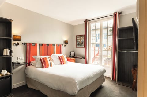 Comfort Double Room, Terrace | Premium bedding, minibar, individually decorated, individually furnished