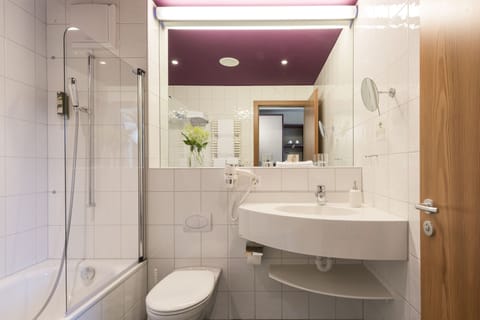 Standard Double Room, 1 Double Bed, Mountain View, Mountainside | Bathroom | Combined shower/tub, free toiletries, hair dryer, bathrobes