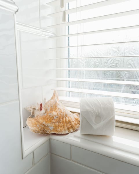 Luxury Apartment, 2 Bedrooms, Jetted Tub, Garden View | Bathroom | Hair dryer, towels, soap, shampoo